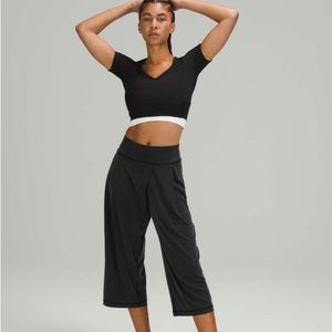 Lululemon Wide-Leg High Rise Crop 19” size 6